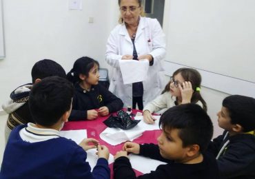 Bilgelerimiz düğme dikiyor