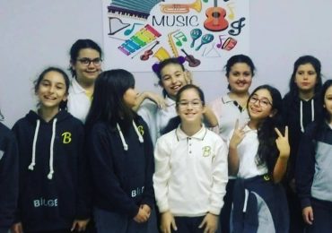 Bilgeler müzik dersinde