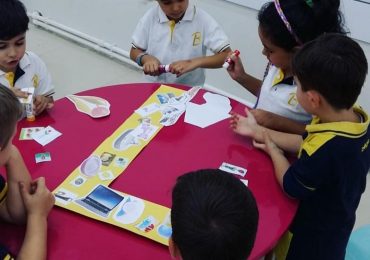 Elele E harfi öğreniyorlar