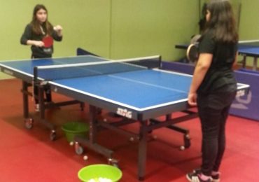 Masa tenisi oynuyoruz